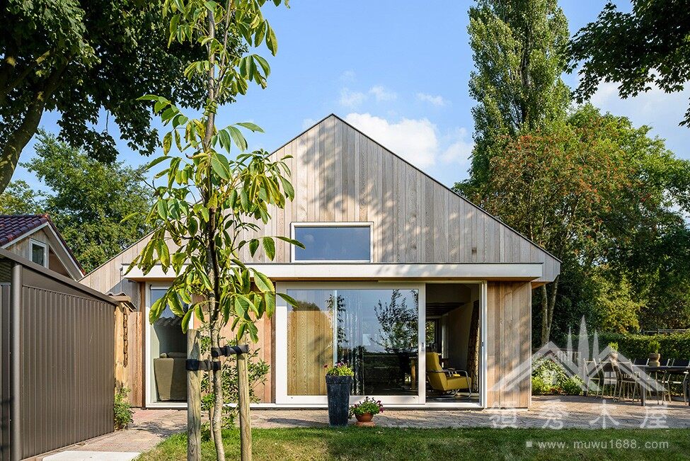 木屋框架搭建完畢