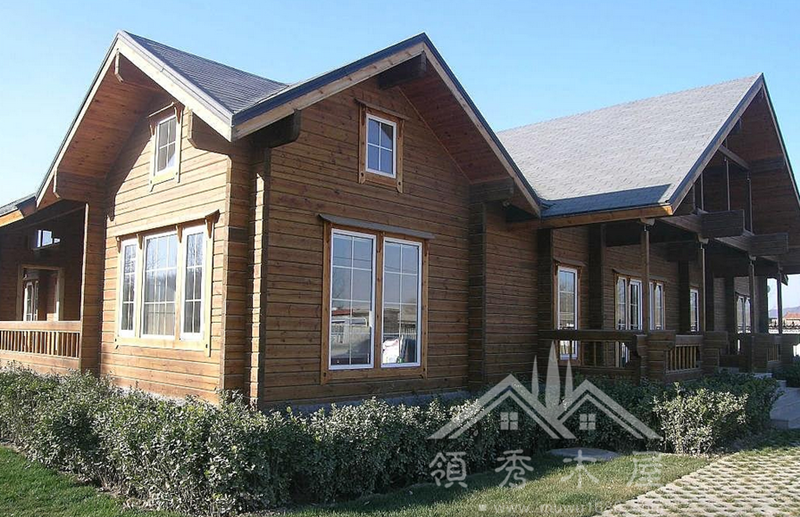 陽(yáng)光下的木別墅