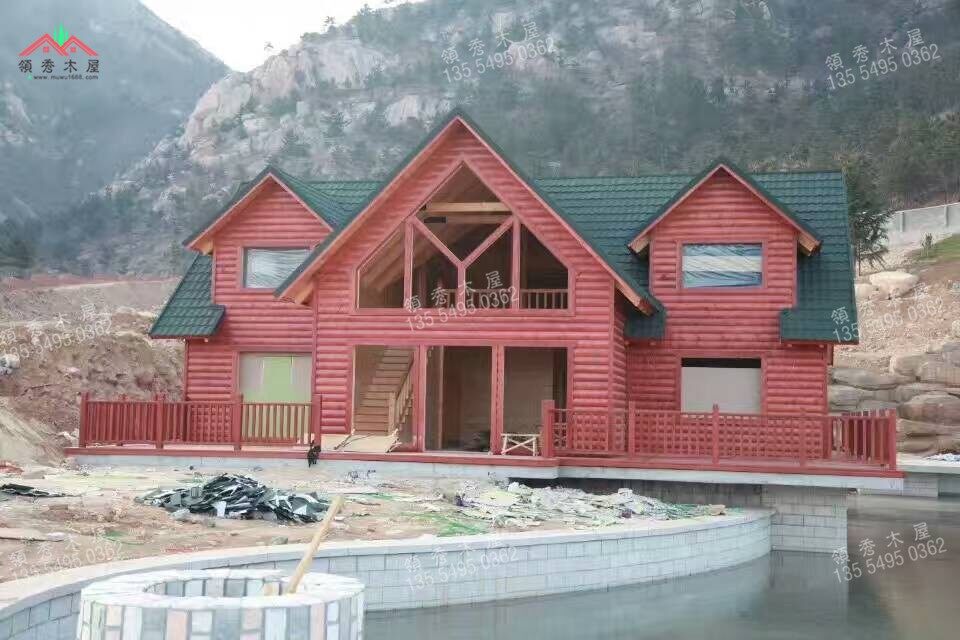 建在水庫邊的雙層重型木別墅