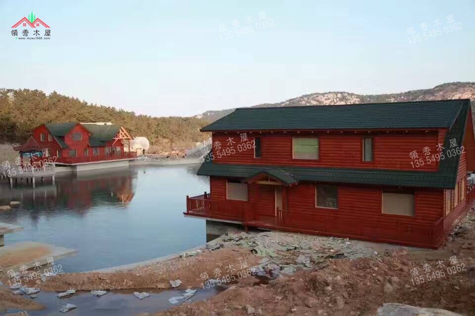 建在水庫邊的雙層重型木別墅