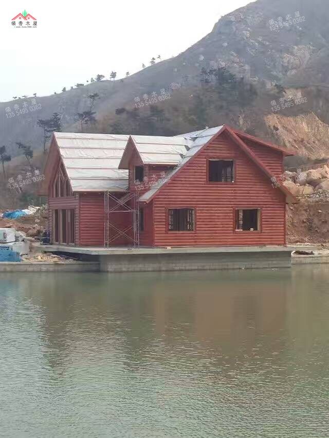 建在水庫邊的雙層重型木別墅