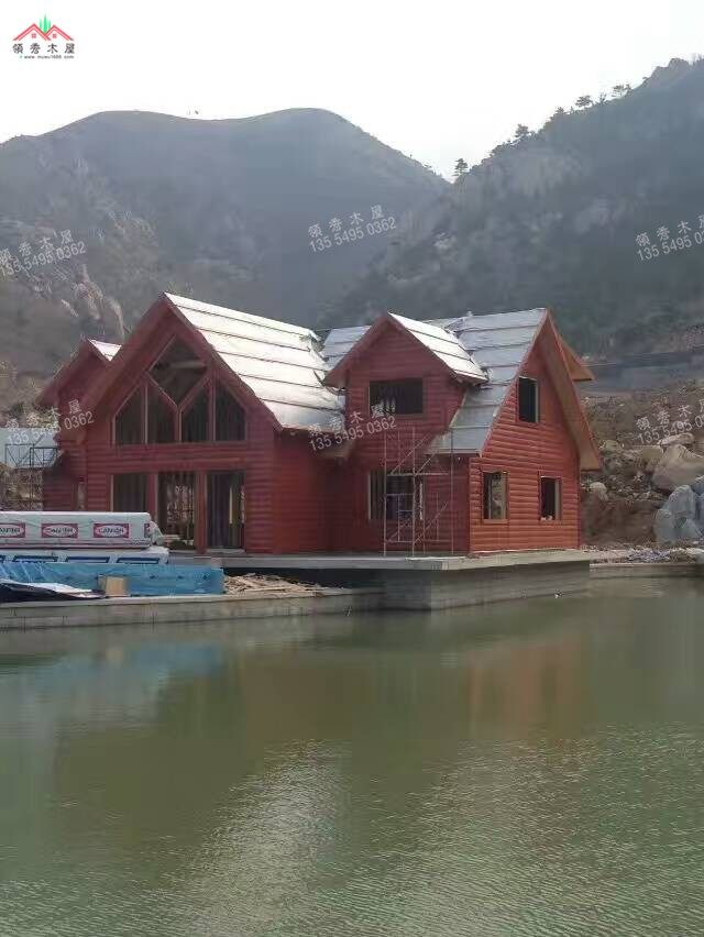 建在水庫邊的雙層重型木別墅