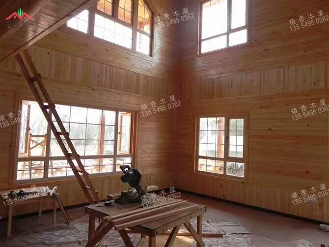 建在水庫邊的雙層重型木別墅