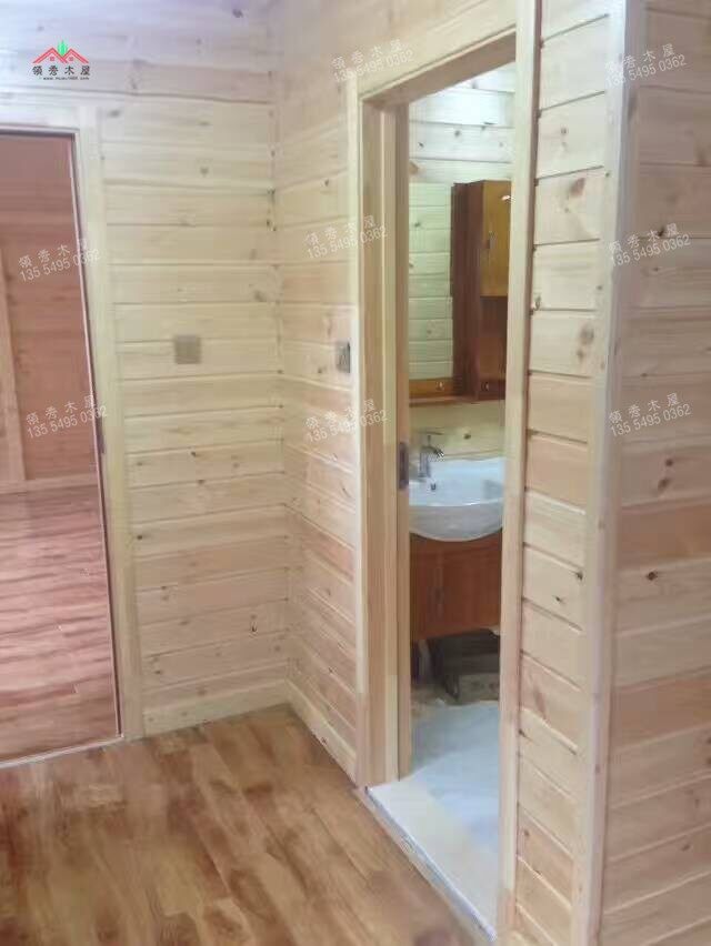 建在水庫邊的雙層重型木別墅