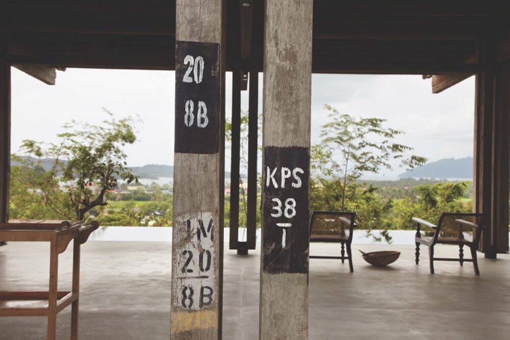 用時間雕刻的廢棄電線桿做木屋(圖1)