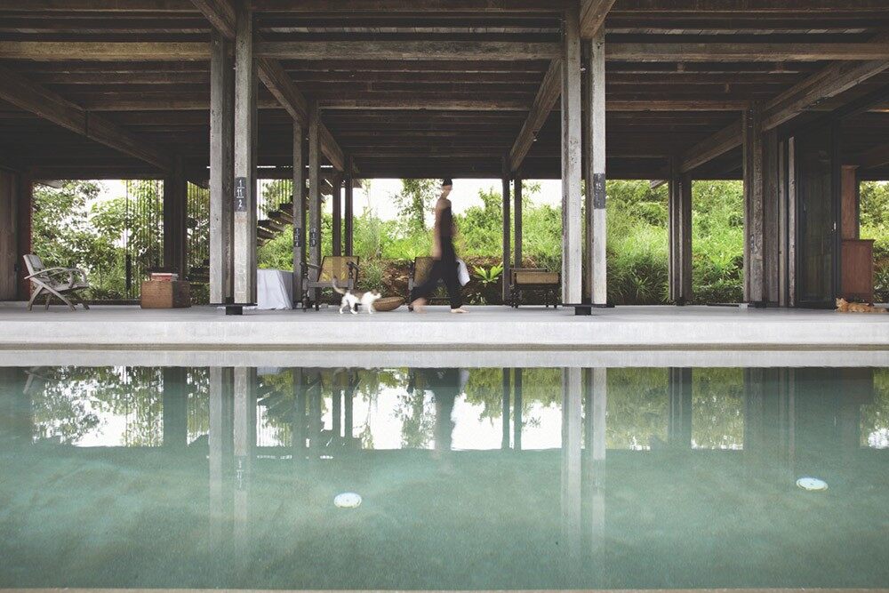 用時間雕刻的廢棄電線桿做木屋(圖6)