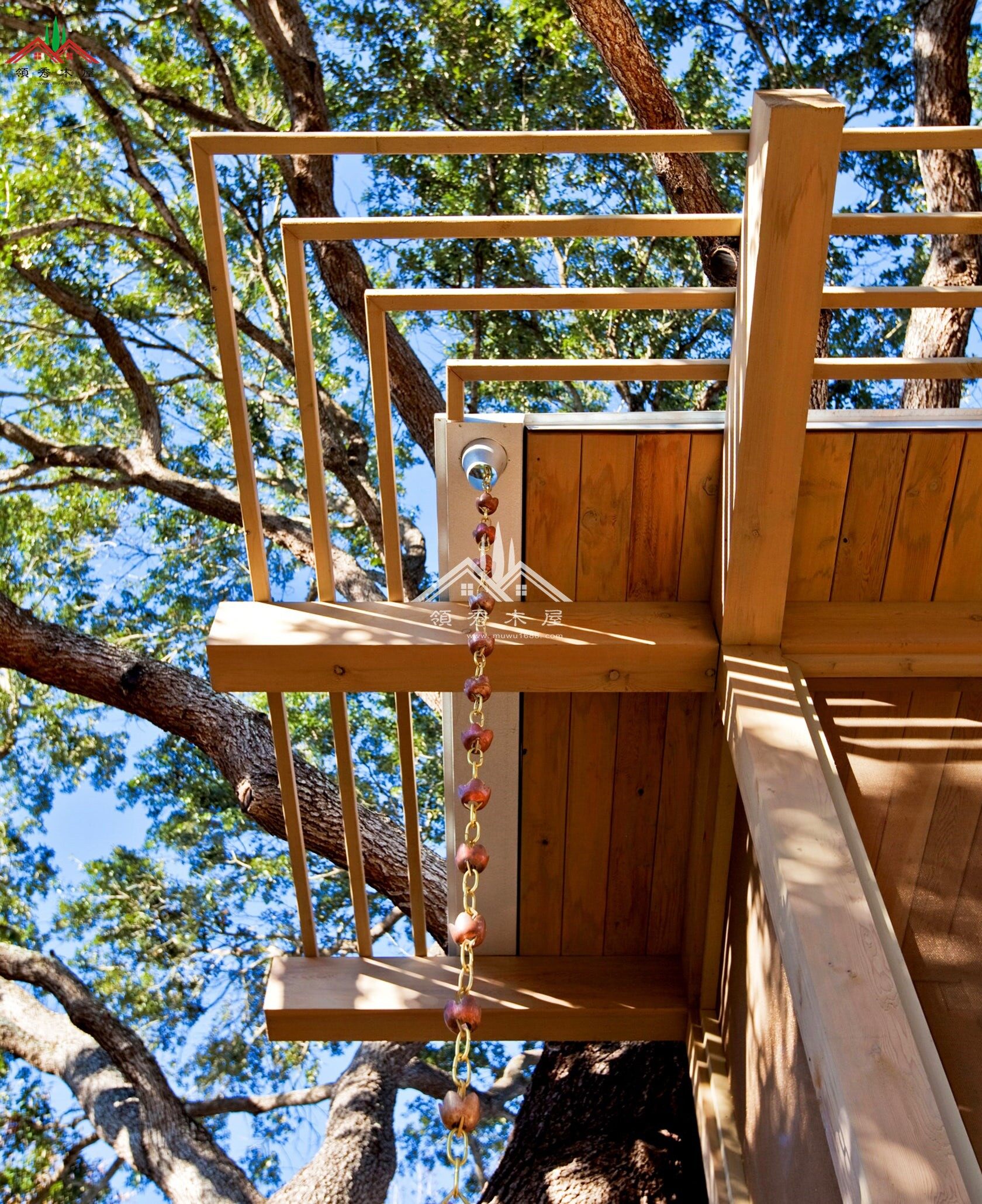 入戶門前改造樹屋客廳