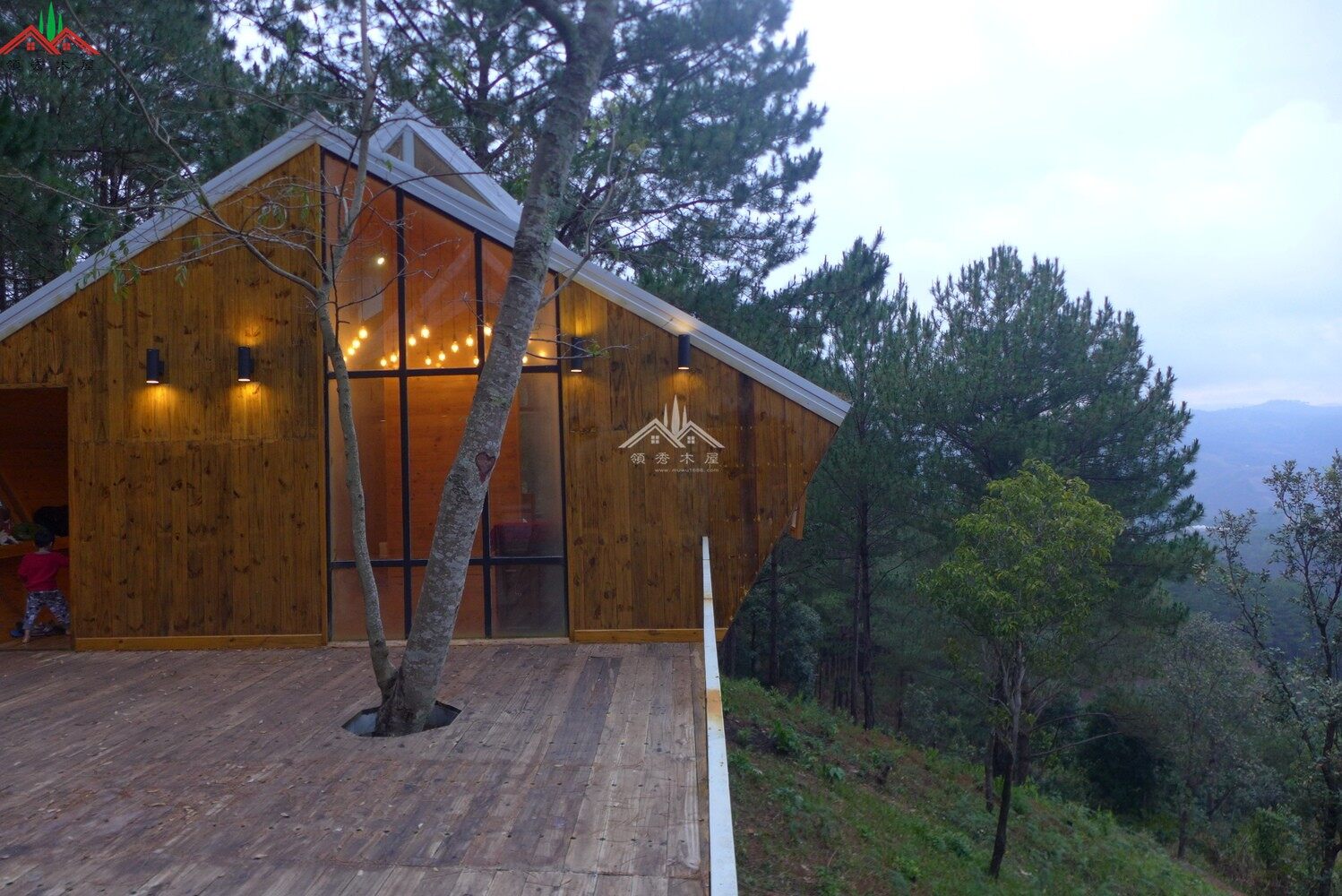 森林個(gè)性異形特色吊腳木屋