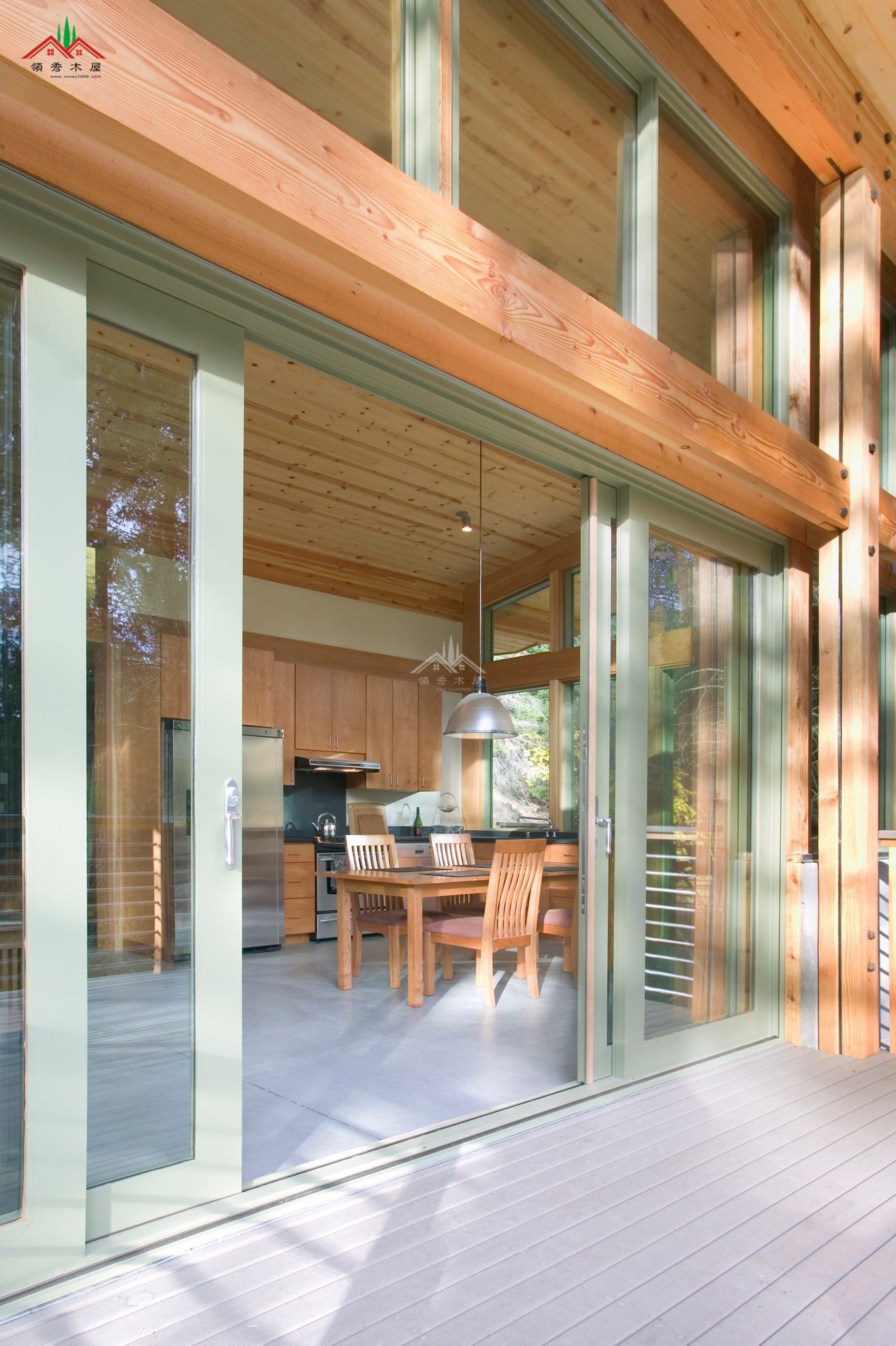 現(xiàn)代風(fēng)格大落地窗平頂度假木屋