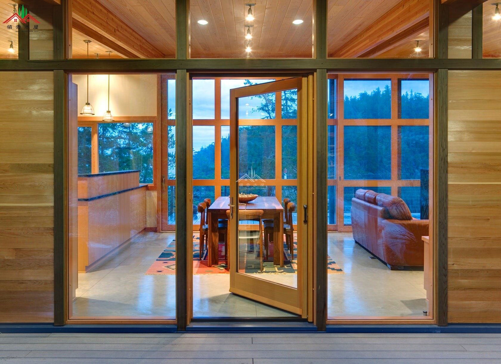 水庫(kù)邊吊腳木屋