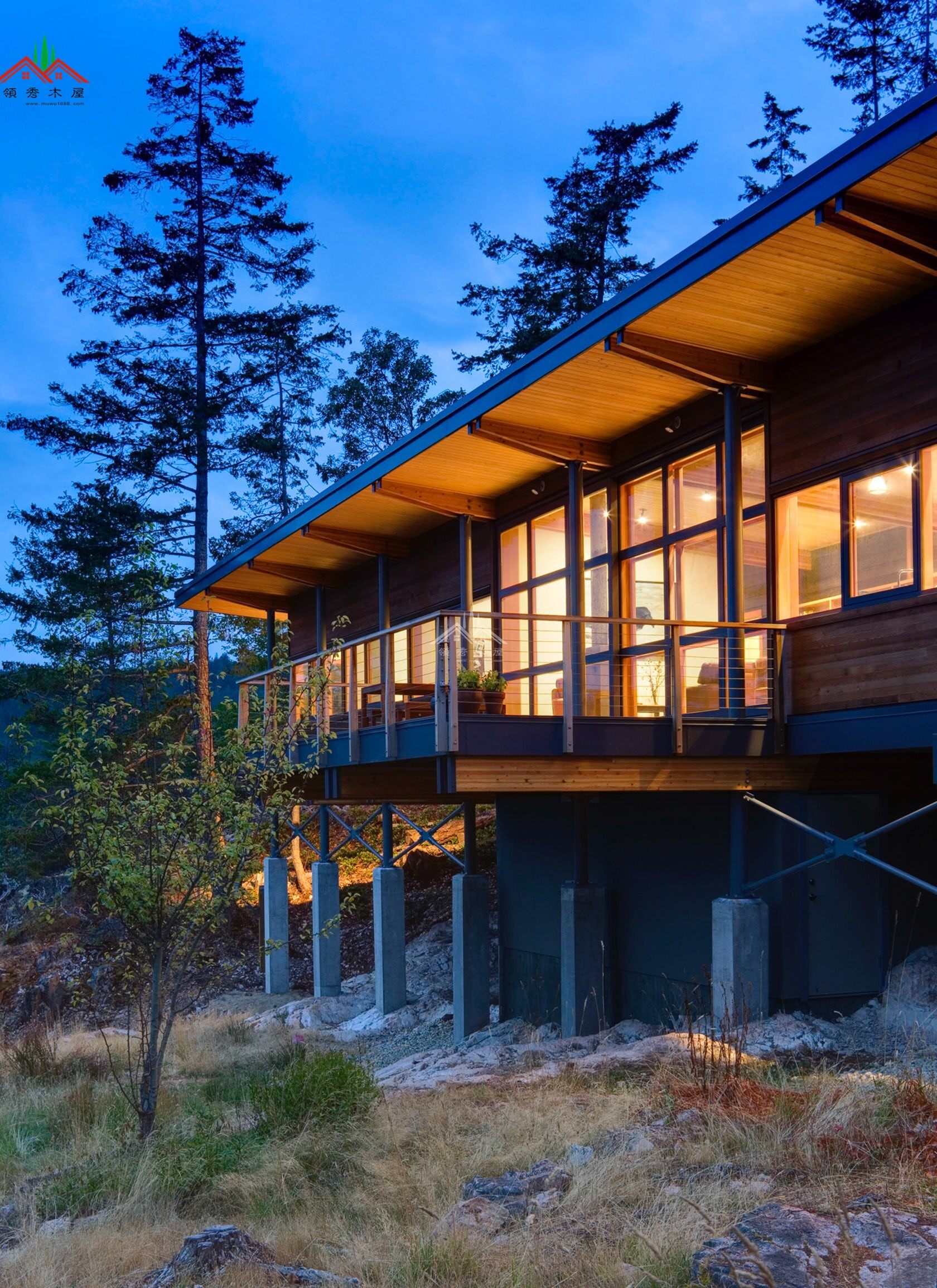 水庫(kù)邊吊腳木屋