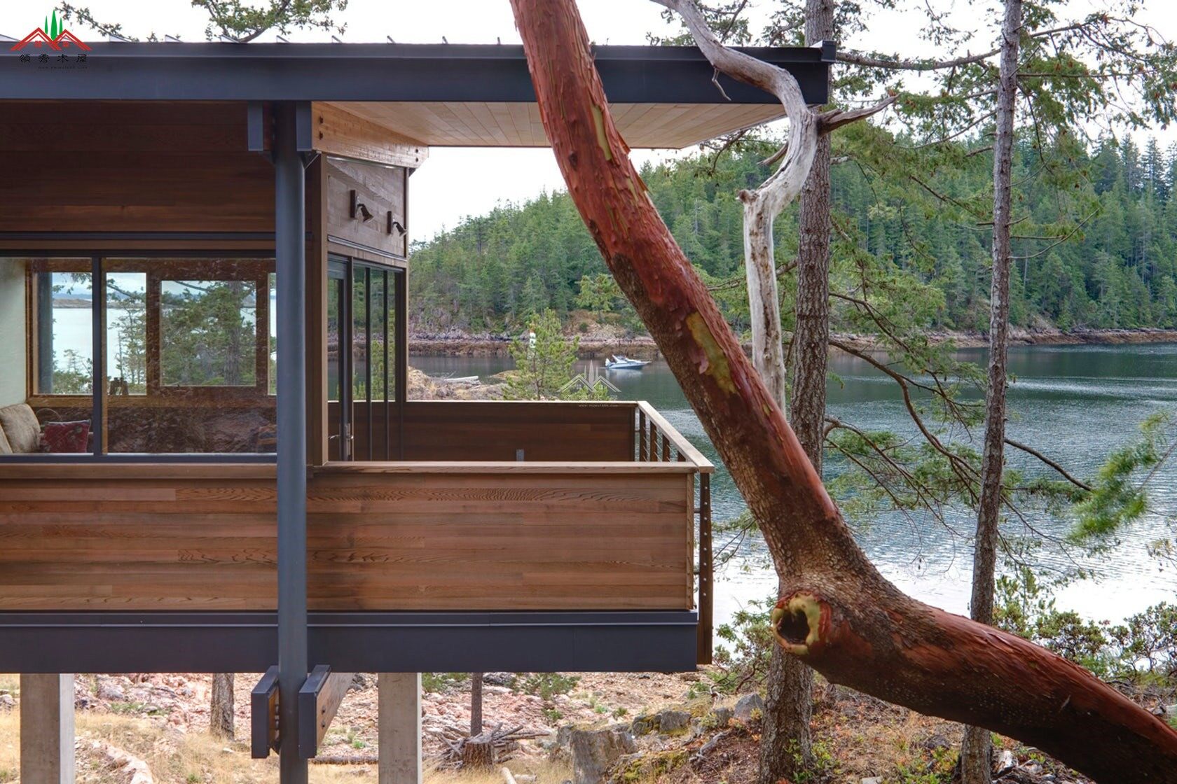 水庫(kù)邊吊腳木屋