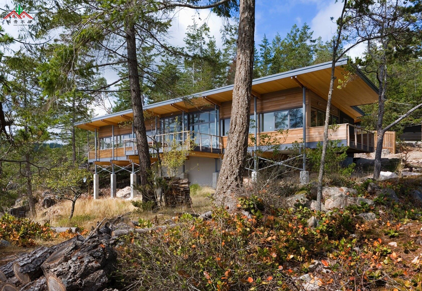 水庫(kù)邊吊腳木屋