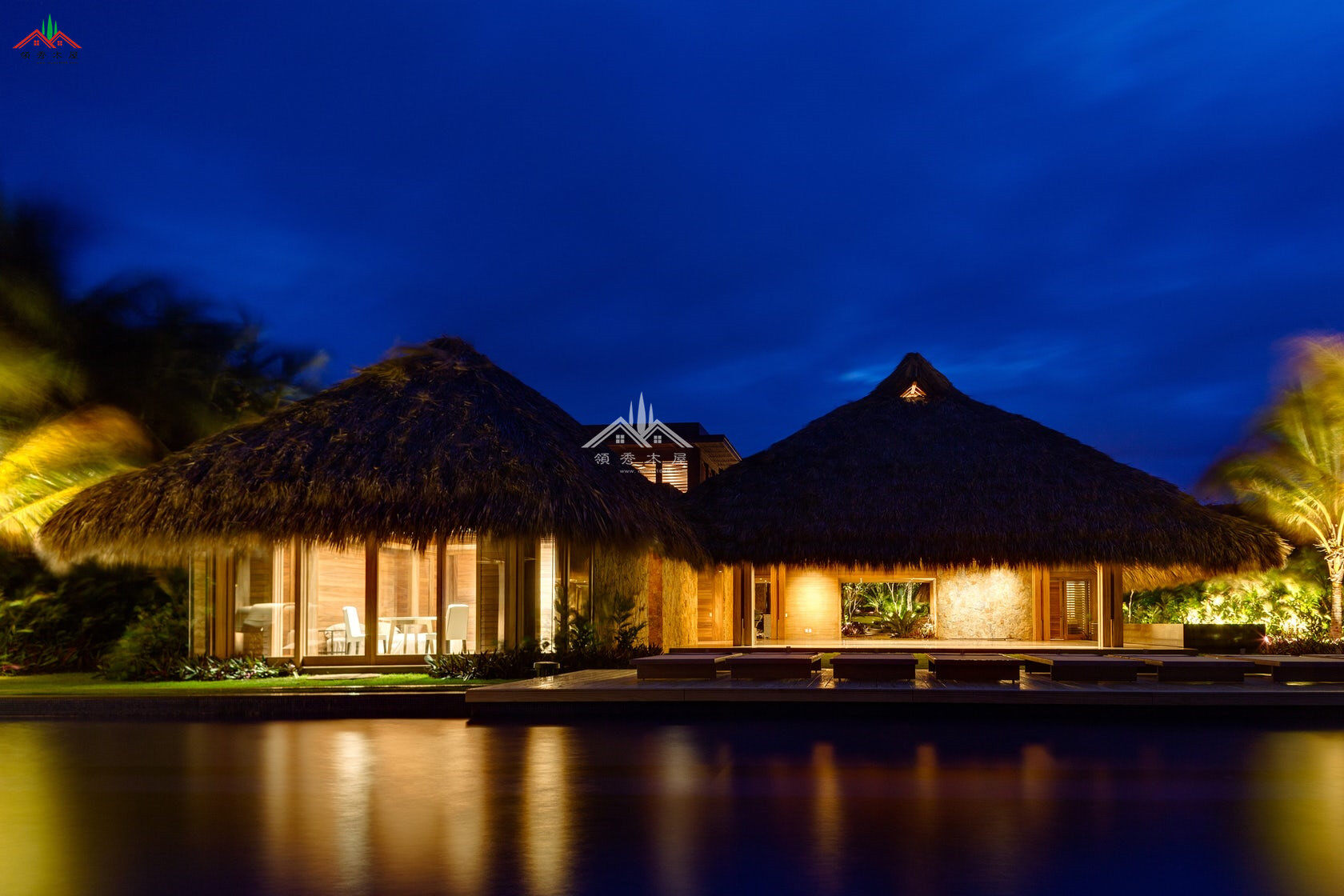 夜景下硬木制作的茅草頂木屋