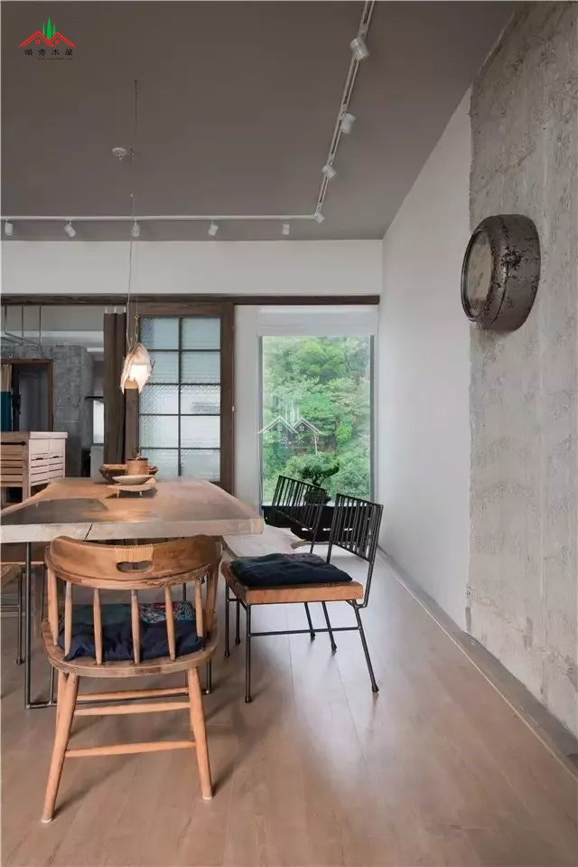 簡(jiǎn)約混磚木屋