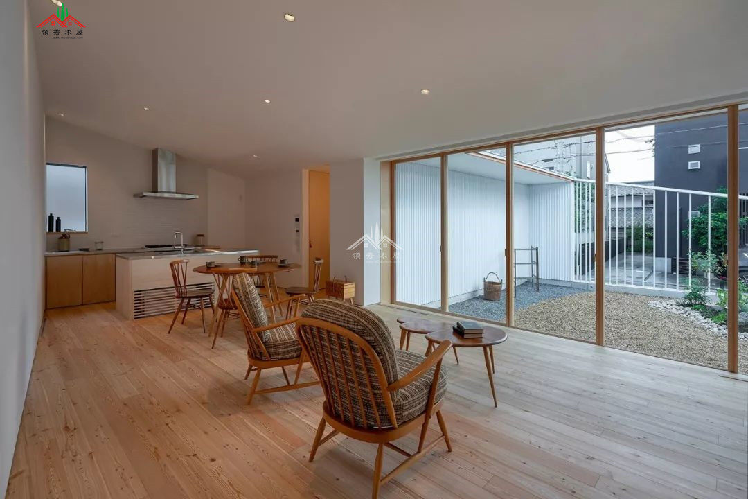 簡(jiǎn)約混磚木屋