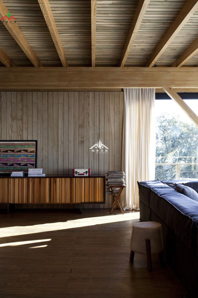 斜坡平頂度假木屋