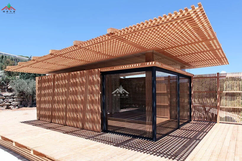 現(xiàn)代風(fēng)格格柵表皮斜頂小度假木屋
