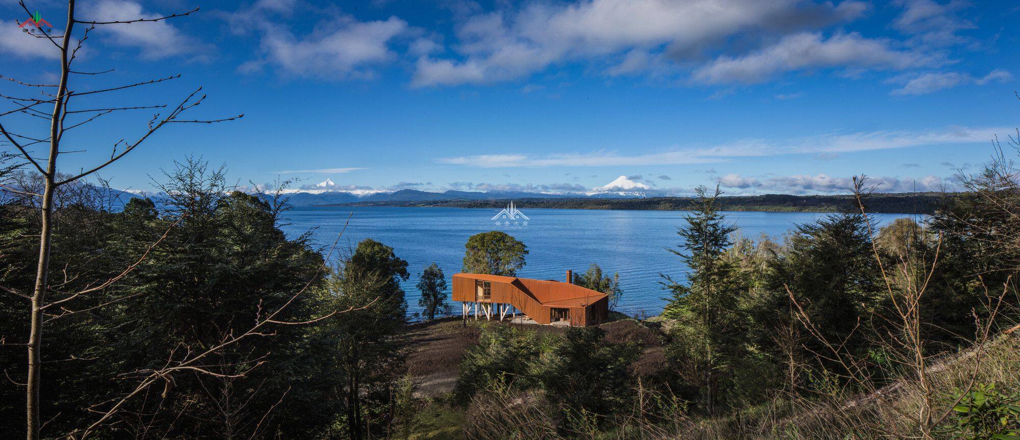 湖邊方形模塊木屋