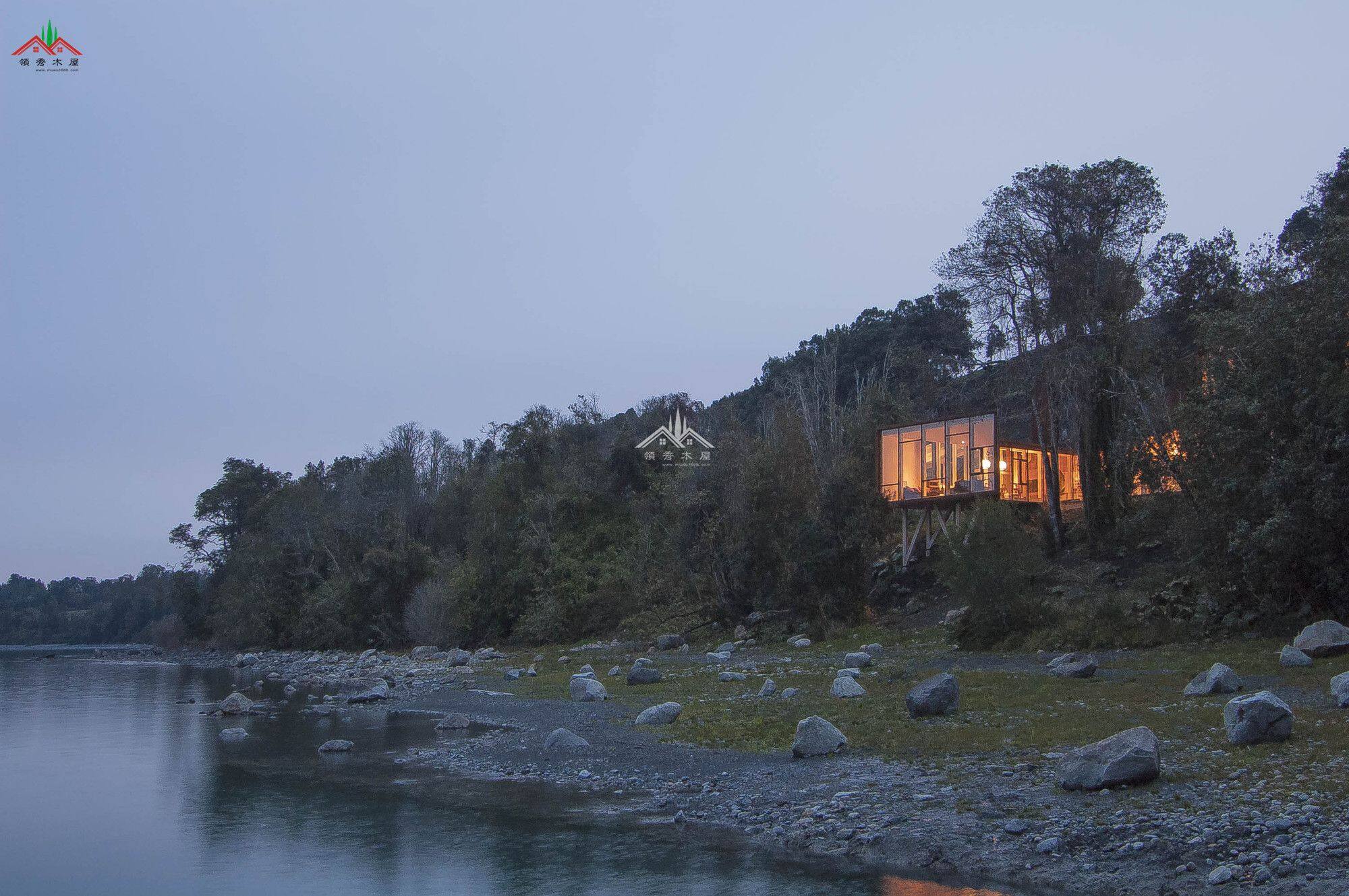 湖邊方形模塊木屋