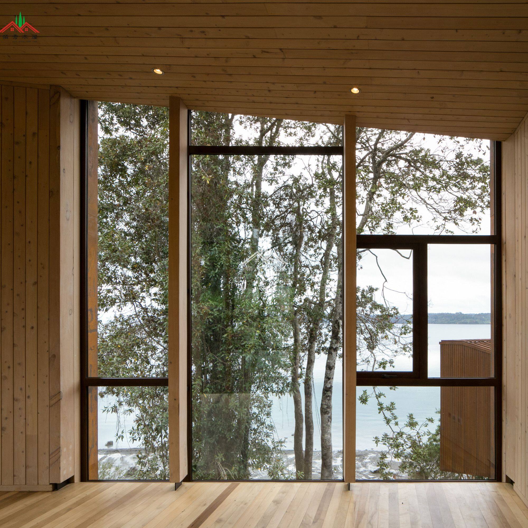 湖邊方形模塊木屋