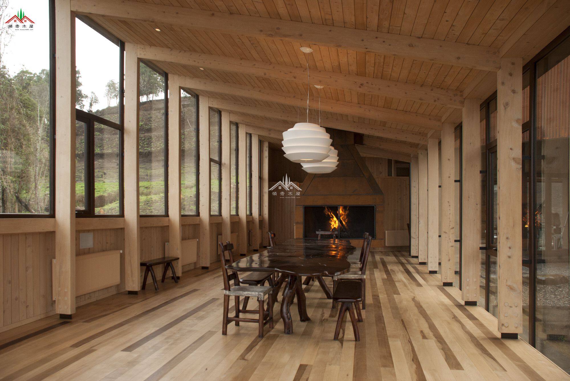 湖邊方形模塊木屋