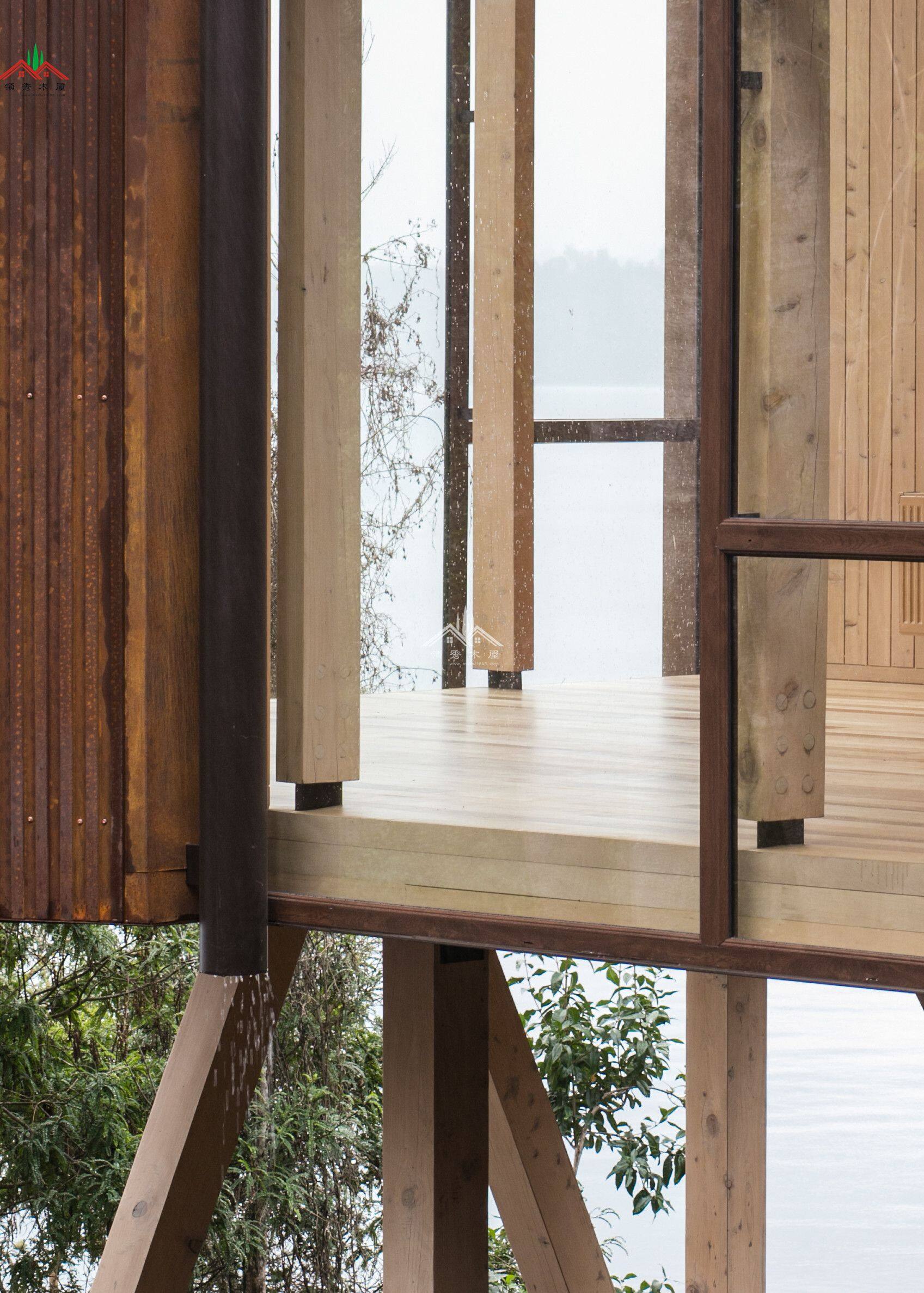 湖邊方形模塊木屋