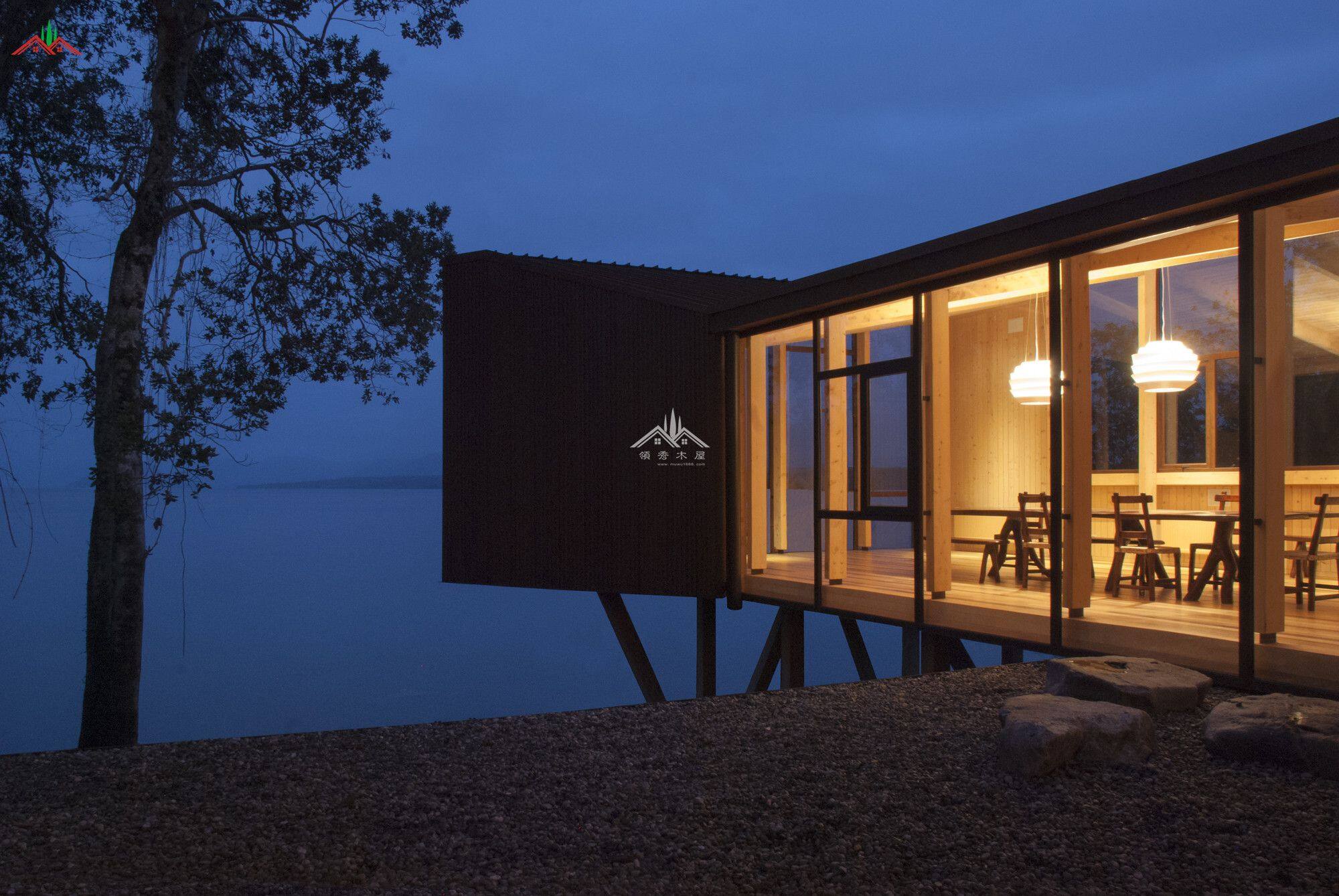 湖邊方形模塊木屋