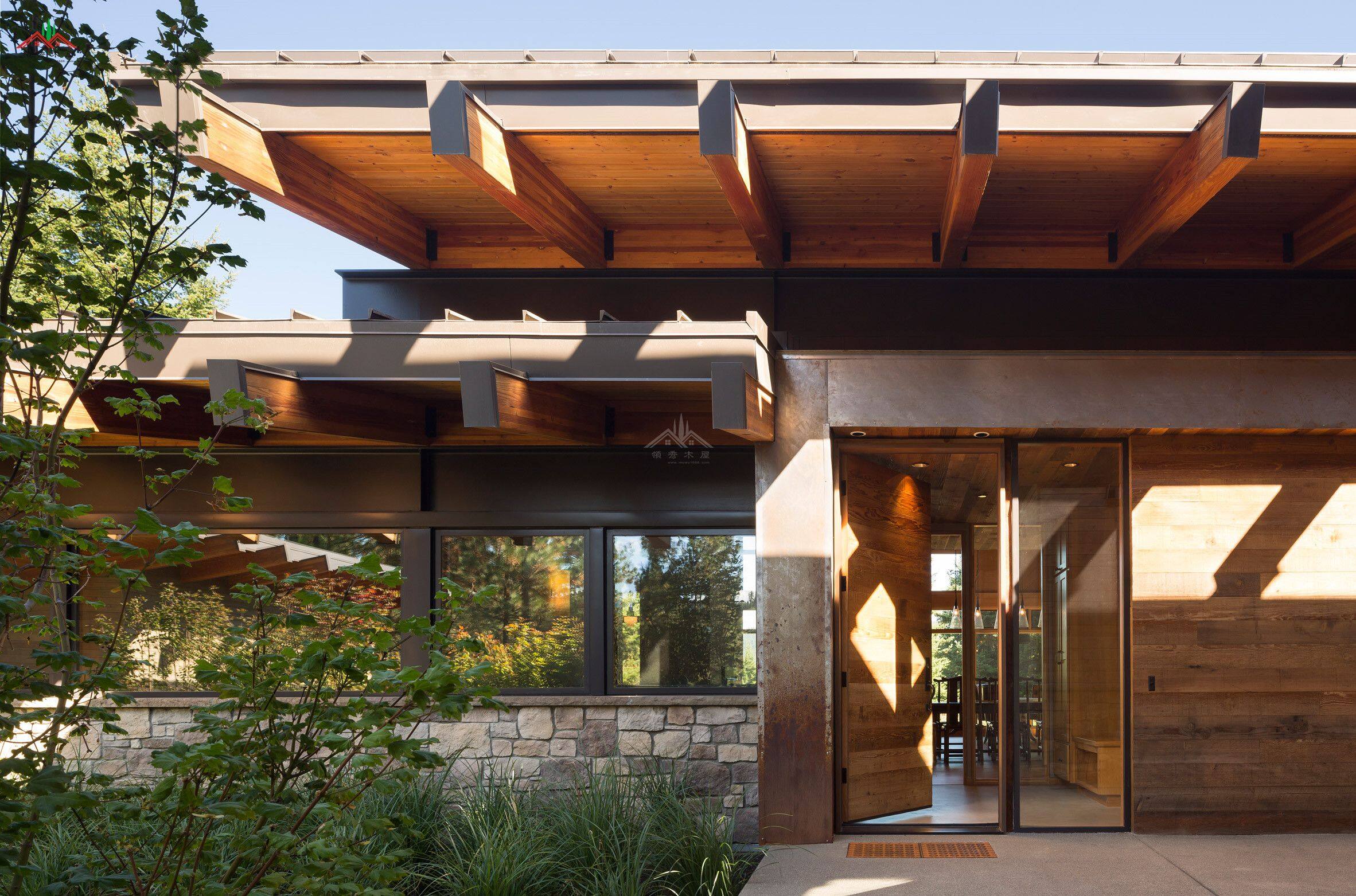 膠合木制作的木屋別墅