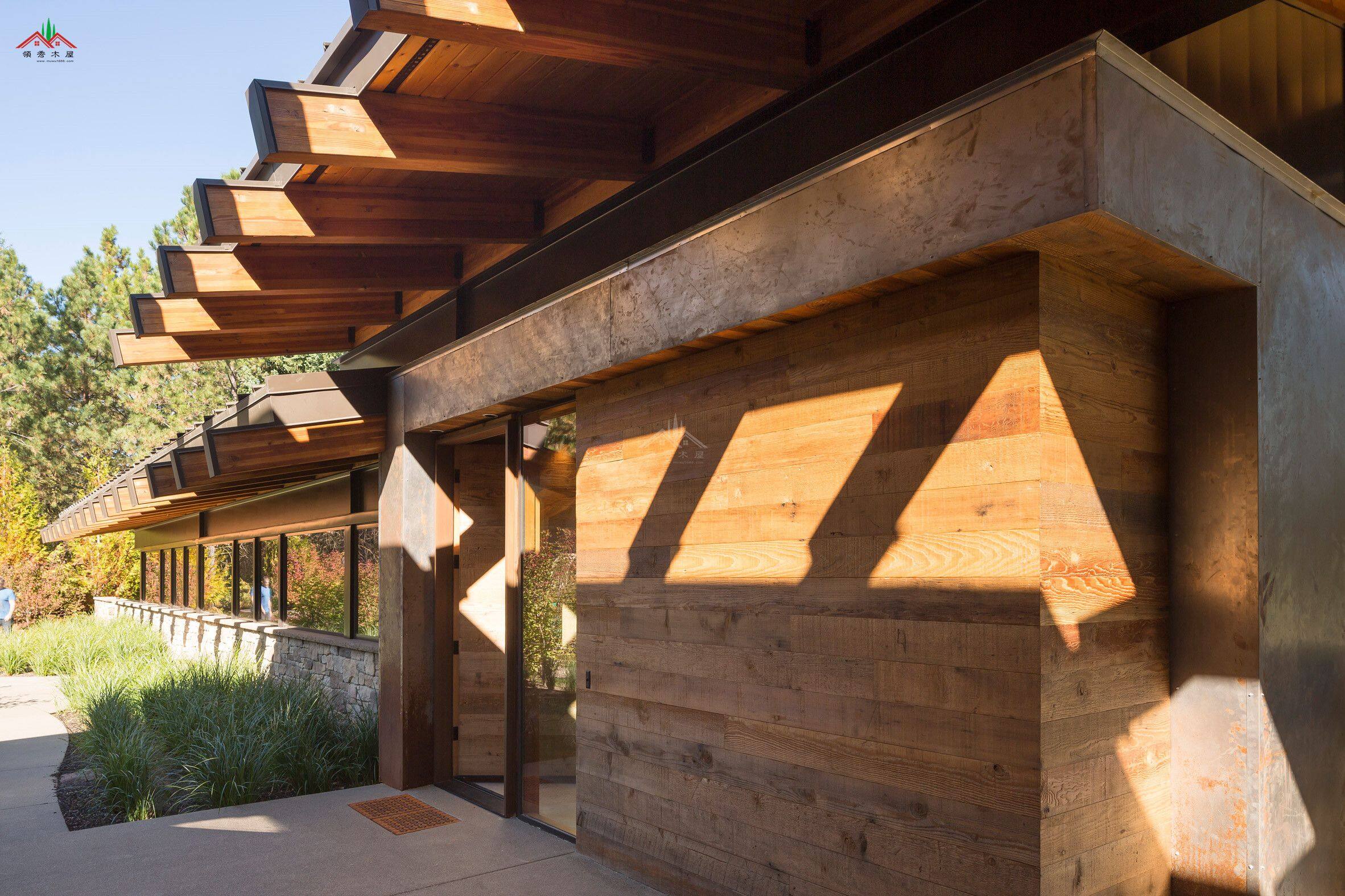 膠合木制作的木屋別墅