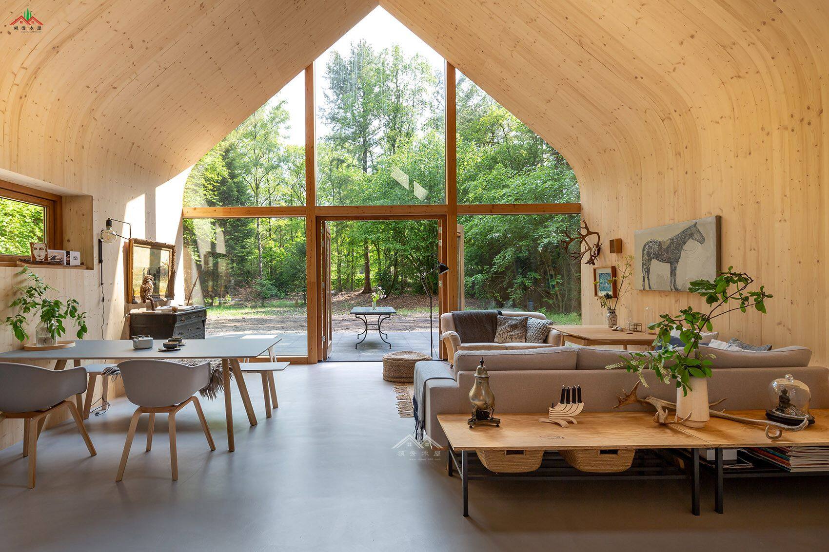 有完美曲線的膠合木木屋