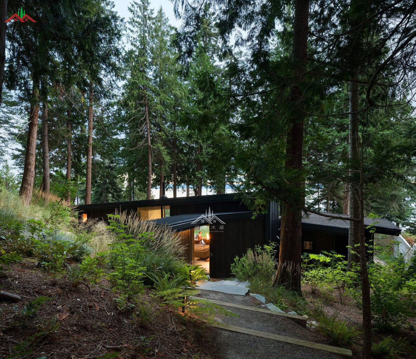 水庫湖邊特色養(yǎng)老木屋